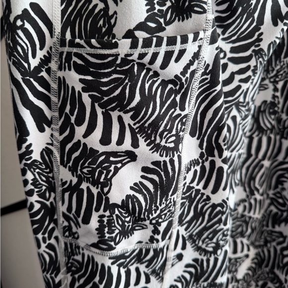 Lilly Pulitzer athletic Onyx Running Wild Print leggings XXL - Picture 2 of 3